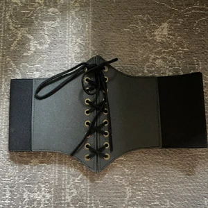 Korsett/midjebälte - Oanvänt midjebälte som passar till det mesta 🖤 Baksidsn är elastiskt så den ska passa de flesta storlekar. Frakten är spårbar och går på 66