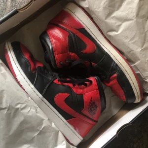 Jordan 1 mid banned - Säljer mina Jordan 1 mid banned till någon rolig filur! Dom är halvt sletna! Cond 6.5/10! Vid snabb affär kan jag gå ner i pris lite! Ni står för frakt