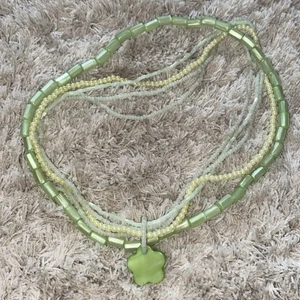 Pärl halsband - Säljer det här gamla halsbandet. Flera halsband som sitter ihop i ett, med hjälp av blomman. Har endast en liten kant som har försvunnit? (se bild 3). Man kan antigen klippa bort den tråd som blomman sitter fast i. Eller endast vända på den för då syns det ej!! Köparen står för frakt! ❤️🥰