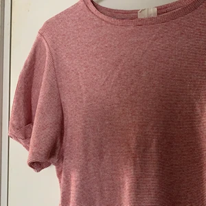 Ribbad tröja  - Röd och vit ribbad tröja med lite speciella armar, från Zara. I bra skick.