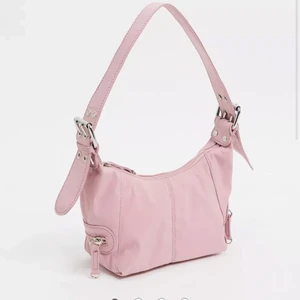 Väska - Slutsåld väska från asos design som jag säljer på grund av att den inte kommer till användning. Fortfarande hyfsat bra skick!