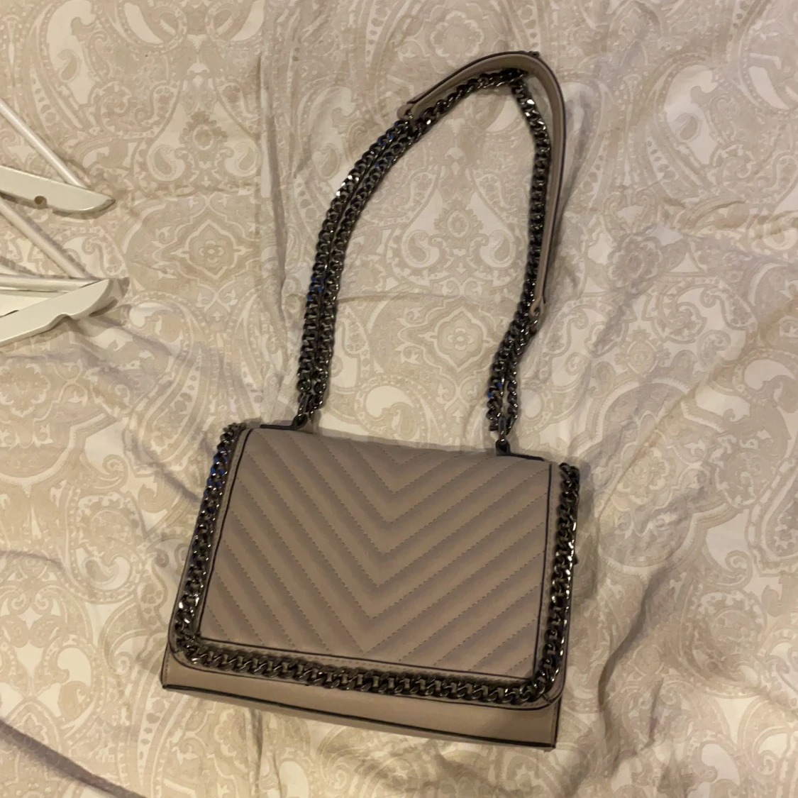 Axelväska från FLORA&CO