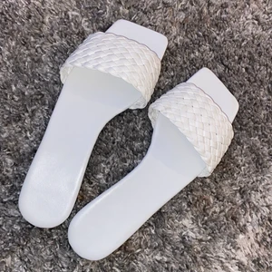 Vita tofflor storlek 40 - Vita tofflor från Shein storlek 40 men passar även 39 och 38 eftersom att de är ganska så små i storleken, endast använt 2 gånger!