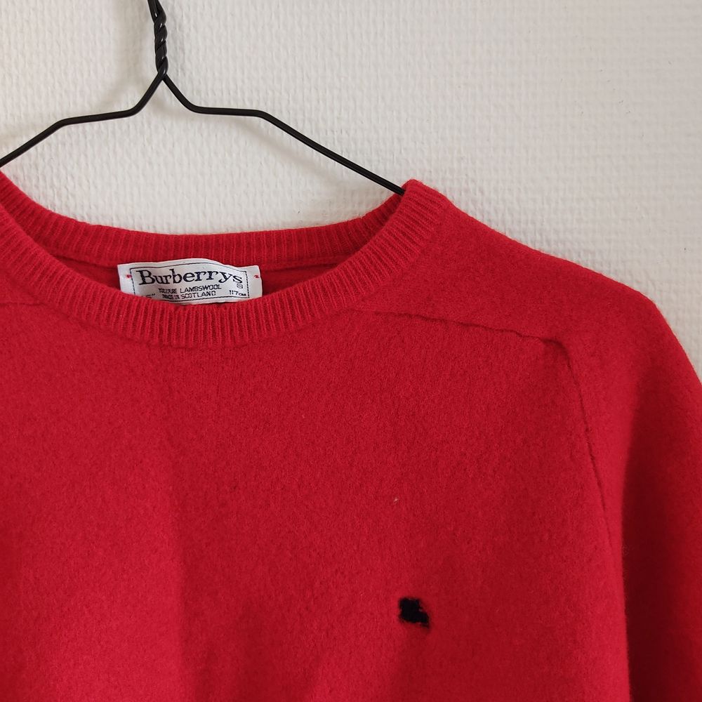 Fin röd sweater från Burberry! 100% ull, passar XS-M! Pris går att diskutera, frakt tillkommer<3 (färgen stämmer bäst på bild 1-2). Stickat.