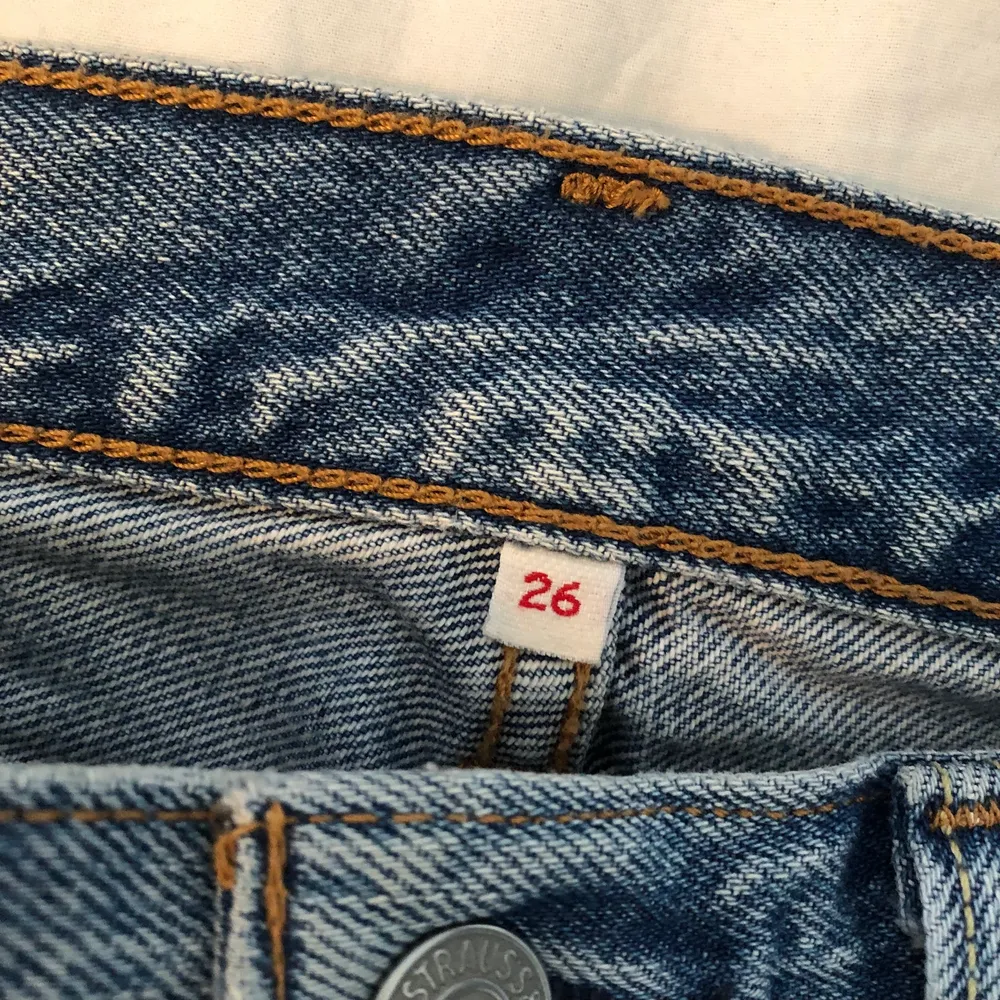 Fräschaste denimkjolen från Levis, minilängd, nyskick, lite stor i storleken, hör av er vid frågor!. Kjolar.