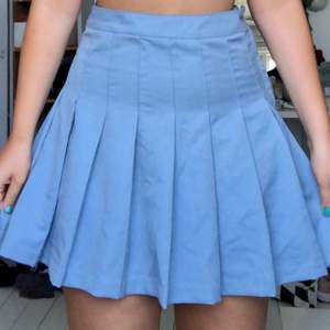 Säljer denna jätte söta kjol från hm då den inte kommit till användning av mig , hör av dig vid intresse💓