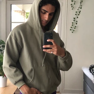 Skit snygg pastell grön zip-hoodie - Väldigt bekväm material och perfekt till sommaren och hösten! Älskar allt med denna zip up hoodie men den är tyvärr för kort i armarna på mig :( Passar perfekt till någon som bör XS-M ⭐️