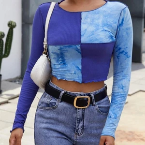 Blå tie dye croptop  - Fin topp som söker nytt hem! Frakt på 45kr tillkommer! 💓