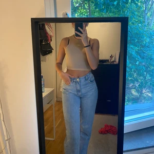Blå jeans med slit i strl 36 - Blåa jeans med slit på sidan köpt från PLT i storlek S modellen är att de ska vara lite stora❤️ köpare står för frakt kom privat för fler frågor eller bilder 