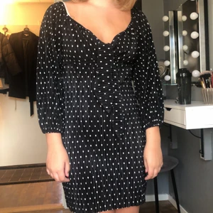 Asos klänningen  - Klänning från asos, helt ny, använd 1 gång, storlek 40, men jag är 36-38 och ni ser på bilden hur den sitter på mig, passar nog upp till 44 beroende på hur man vill ha den, super skönt material och man kan ha den uppe (bild 1) och off shoulder (bild 2) 150kr inklusive frakt💖💓