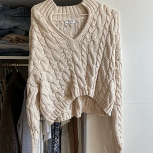 Fin stickad tröjan i M - Väldigt fin men har inte kommit till så mycker användning 