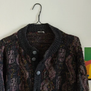 Mönstrad kofta - Ball oversized kofta med mönster! Passar M-XL beroende på önskad passform, den sitter oversized på mig med M (kan skicka bild på). Pris går att diskutera, frakt tillkommer<3