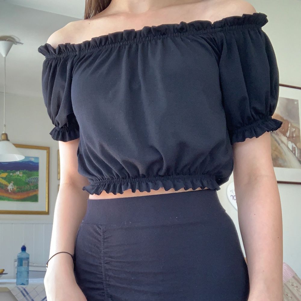 Svart offshoulder topp, köpt på Ginatricot. Använder inte så den är i ett bra skick. Går att ha både offshoulder och på axlarna. Har resår i midjan, vid armarna och vid axlarna. Köparen betalar frakt.. Toppar.