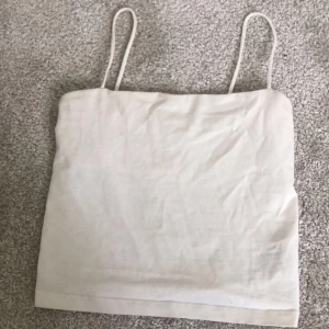 vit topp - säljer för att den är gör liten för mig, och har knappt kommit till användning. storlek xs. säljer för 30kr + frakt! pris kan diskuteras 