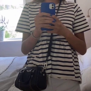 Zara topp🌟🌟 - Intresse koll på min helt nya Zara T-shirt. Den har kvar prislapparna, så det är helt enkelt att komma med ett bra pris privat!☺️🌟