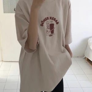 yesstyle oversized T-shirt  - super fin tshirt från yesstyle. kvaliteten är jätte bra och tshirten är aldrig använd. nypris: 180kr. säljer för 116kr inkl frakt!