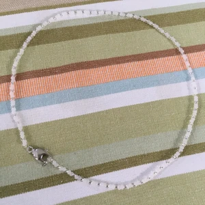 Halsband - Hemmagjort halsband med vita och genomskinliga rocailles-pärlor. Halsbandet på bilden är ca 35cm men har elastisk tråd. Om du vill ha en annan storlek, ett armband eller en ring så är det bara att höra av sig så fixar jag! Halsbandet på bilden kostar 35kr och frakt tillkommer :)