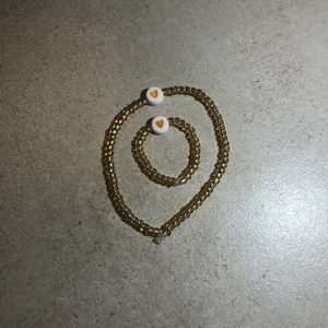 Smycken - Hej! Vi säljer olika smycken. Här på bilden ser ni några olika smycken. Om ni skulle vilja köpa kan ni skicka privat till oss. Ni kan även designa ett armband själva. Priset för ring är 15 kr och armband 30 kr. Om man skulle vilja köpa en av varje så blir det 40 kr. Köparen står för frakt och vi står inte för postens slarv. 