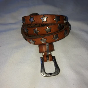 Stjärnbälte - Jättefint stjärnbälte som passar perfekt till mycket och ger den där lilla extra detaljen. I bra skick och behöver en ny ägare! Priset kan förhandlas vid intresse 🤗🤍