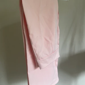 Byxor - Ett par jättefina rosa byxor som tyvärr inte kommer till användning 