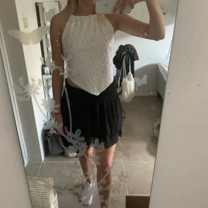 Glitter topp - Jätte fin top i bra skick. Har kommit lite smink på insidan inget som syns när den är på. Kan tvätta innan frakt om de önskas. Storlek S men passar de flesta då man knyter själv