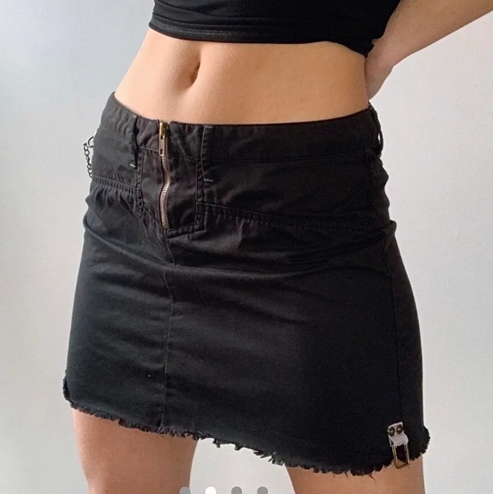 Snyggaste kjolen ever, 00s Firetrap black utility skirt, beställde den från ett vintage företag i UK men när jag fick hem den var den för stor ): skulle uppskatta den som en stor medium i storlek, bilderna är från förra säljaren. Hör av er om ni har frågor!. Kjolar.