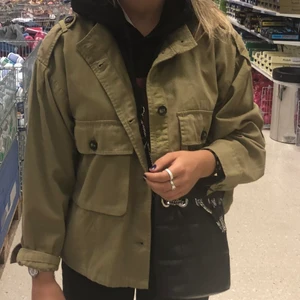 Grön jacka  - Supersnygg och perfekt till hösten och sensommaren☺️