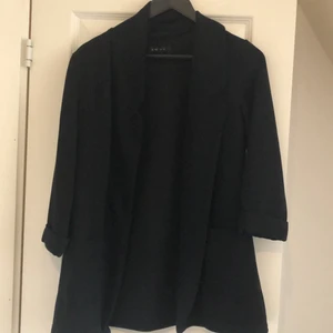 Svart kavaj i storlek 38 - Svart kavaj från AMISU i storlek 38