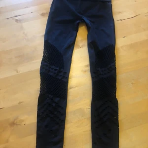 Nya tights!! Från Better Bodies  - Superfina tights från Better Bodies stl S. Högmidjade  som lätt kanvikas ner. Nyoris 899kr