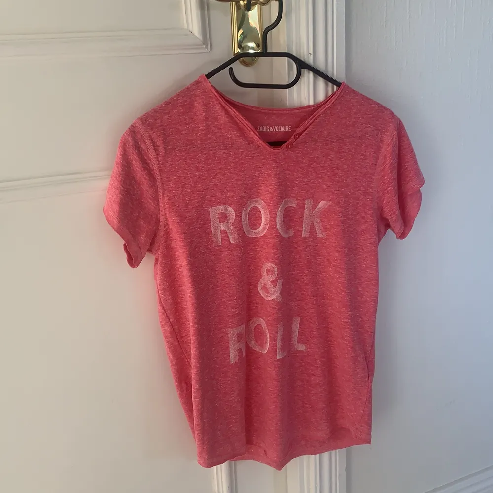 Säljer en rosa Zadig T-shirt pga att den inte har kommit till användning. T-shirts.