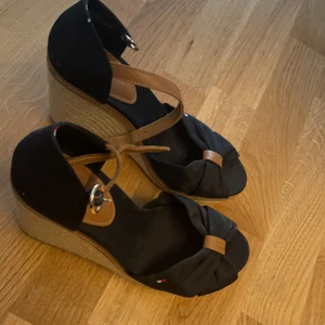 Tommy hilfiger klackskor - Aldrig använt helt nya storlek 37 köptes för 1000 kr 