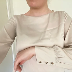 Beige blus - Denna beiga blus passar såväl till vardags som middag! Fin passform och väldigt skön. Använd ett fåtal gånger så i fint skick!!