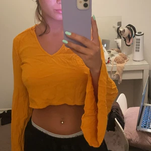 Gul blus med fladdriga armar - Säljer dennna tröja för att den aldrig lyckats komma till användning! Jätte fin och finns inga skråmor på den. Är en xs men passar s!