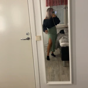 Kjol med slits st 36 - Nyligen köpt, men tyvärr har den inte kommit till användning så ofta.