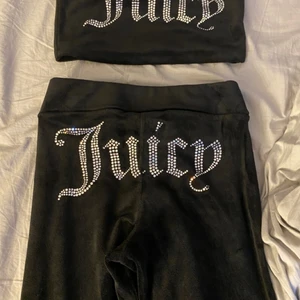 Juicy couture - Säljer mitt juicy set i storlek xs,toppen i storlek s. använd 1 gång och säljer då det inte kommer till användning                                                    