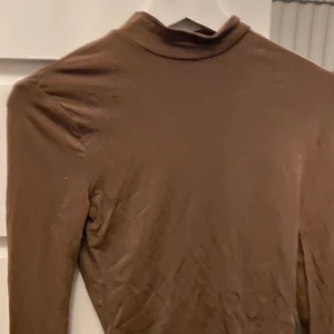 brun polotröja - tröjan är i flowigt material som känns super nice! endast testad så den är i nyskick ⚡️