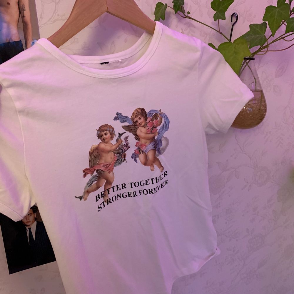 En jättesöt t-shirt med ett urgulligt citat! Tröjan köptes på H&M för ca 2 år sedan och är i bra skick då jag knappt använt den🥰. T-shirts.