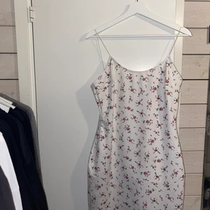 Klänning från Nelly.com  - Klänning från NLY i strl L, använd 1 gång, bra skick🥰 Nypris:300kr