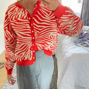 Zara kofta - Kofta från zara i storlek M men passar även mig som brukar bära xs/s! Väldigt fint skick då den endast är använd ett fåtal gånger. !köparen står för frakten!