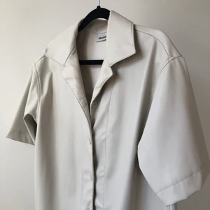 Leia Shirt White/Beige - Köpt ett år sen från Weekday men har knabbt använt den.