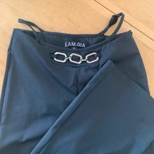 I AM GIA Byxor stl. S - Snygga I AM GIA byxor med detaljer på höfterna. Flarebyxor, använda en gång. Kommer i jättebra skick. 