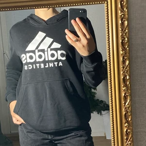 Adidas hoodie  - Jättefin hoodie från Adidas i väldigt bra skick. Säljer pga inte använder längre. Storlek XS men allt beror på hur man vill att den ska sitta:)