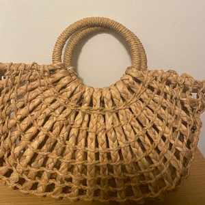 Strandväska  - Säljer strandväska från Nelly. Aldrig använd. Säljer för 100kr 