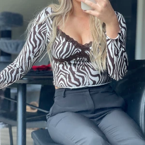 Tröja zebra  - Croppad Tröja med zebra tryck från shein, storlek M men sitter mer som en S. Se färg på sista bilden. 