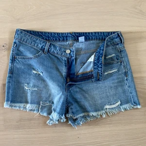 Jeansshorts med slitning  - Bra skick, normal höjd i midja
