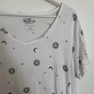 Tshirt - V-ringad T-shirt i jättemjukt material.