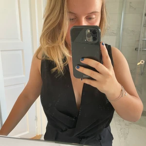 Svart urringad body!  - Body i fint skick o passar S-M! 🖤🖤