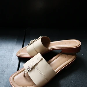 Tofflor 🤎🤎 - Super sköna slipin tofflor i storlek 39! Nypris 779:- säljer för 300! Nästan oanvända 🤎🌼🌞 perfekt på jobbet, aw, sommar och älskar att ha dem med kostym speciellt linne kostym i beige. Så snyggggt 