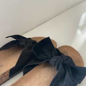 Bello star sandaler med rosett  - Ett par svarta sandaler med rosett från bello star 