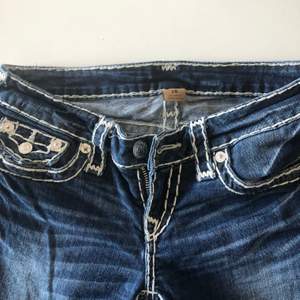Säljer mina true religion jeans som är low waisted i modellen bootcut, Storlek 26
